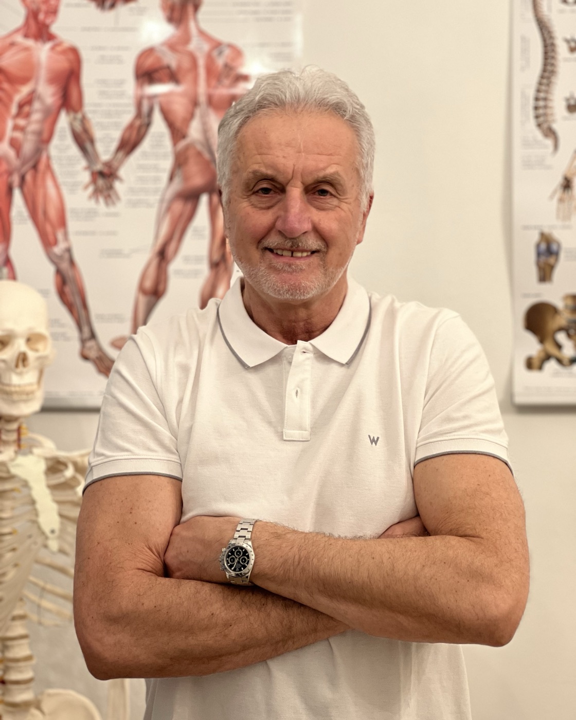 PhDr. Karel Šůra, MBA — chiropraktik ve své ordinaci